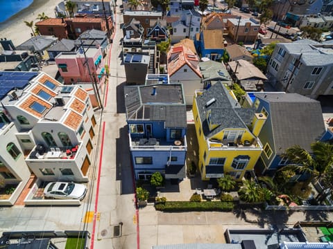 Great location is walking distance to bay, ocean, restaurants and shops in MB