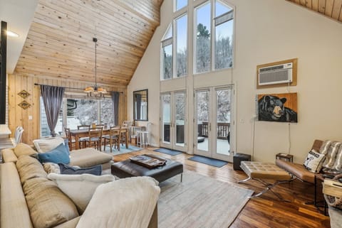 Loving area with unobstructed views