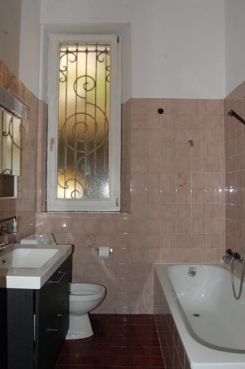 Triple Room, Terrace | Bathroom | Shower, free toiletries, hair dryer, towels