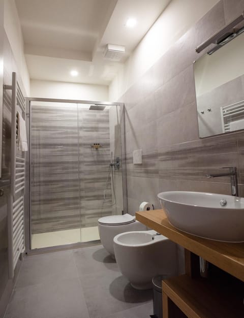 Shower, bidet, towels