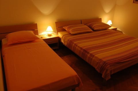 Apartment, 3 Bedrooms | Soundproofing, iron/ironing board, free cribs/infant beds, free WiFi