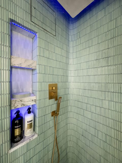 The Turquoise Room | Bathroom | Shower, rainfall showerhead, free toiletries, hair dryer