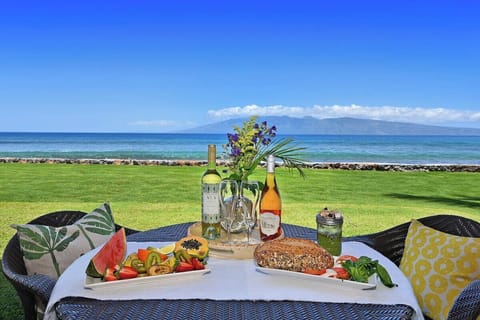 Coastal dining at its best—savor tropical fruit and sunset drinks with the ocean as your backdrop.