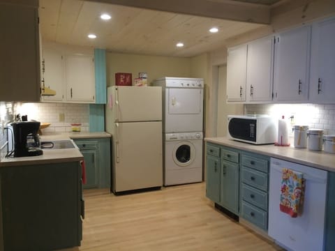 Everything you'll need in a large kitchen! Small appliances to washer and dryer.