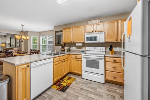 Kitchen & dining room