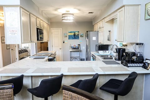 4 seat counter area.