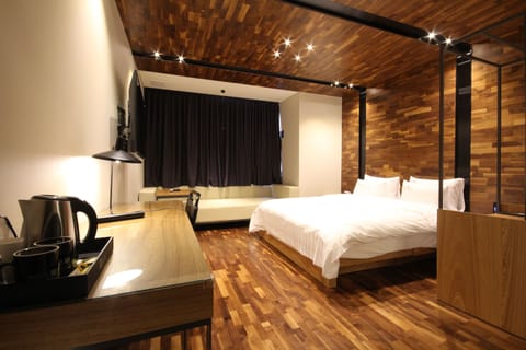 Standard Double Room | Desk, laptop workspace, blackout drapes, soundproofing
