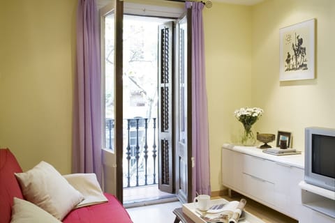 Two bedroom apartment and a lovely balcony facing the street in the Sant Antoni neighborhood (Eixample) in Barcelona