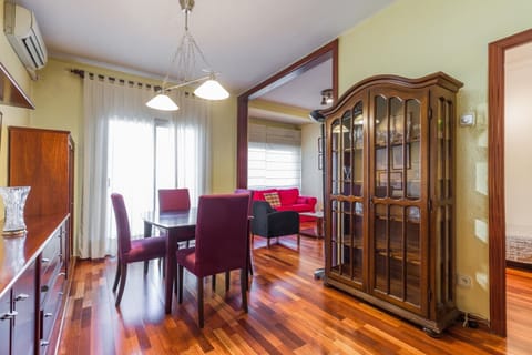 Large living room with balcony in PORT I apartment near the port of Barcelona