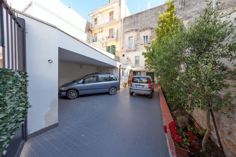 Cortile con parcheggio auto