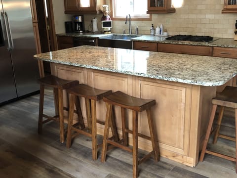 Breakfast bar sets 4, Open kitchen great for entertaining.