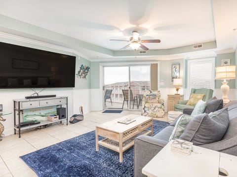 Gull Reef 633 - Living area with attached balcony and sleeper sofa