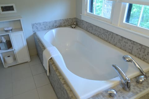 The Vanilla Room | Deep soaking bathtub
