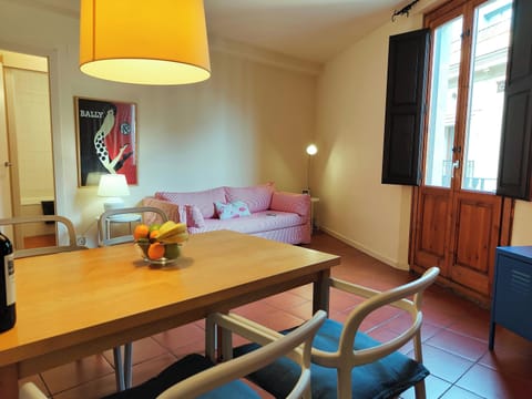 Spacious, bright 78 m² apartment with La Rambla views, perfect for up to 3 guests.