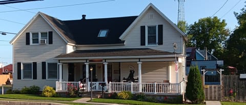 House: comfortable front porch 