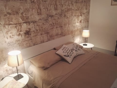 Deluxe Double Room, Shared Bathroom | Hypo-allergenic bedding, individually decorated, individually furnished