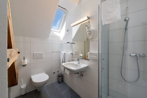 Economy Double Room | Bathroom | Shower, hair dryer, towels