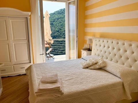 La Pietra 1 - Doppia vista mare con balcone | Premium bedding, in-room safe, blackout drapes, soundproofing