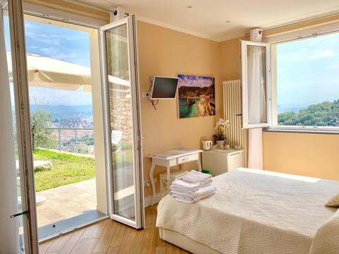 Premium bedding, in-room safe, blackout drapes, soundproofing