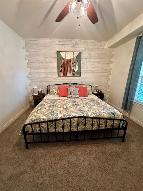 King size bed with nightstands and lamps.
