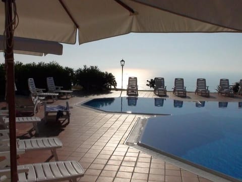 The stunning infinity swimming pool