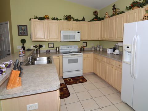 Fully-equipped kitchen for your entertaining pleasure.