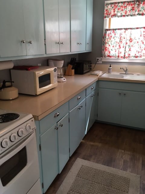 Harbor House Guest Cottage - Kitchen