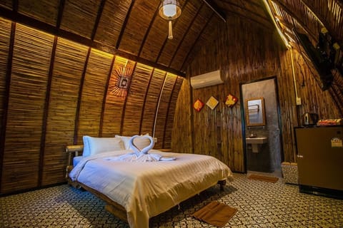 Shower, rainfall showerhead, free toiletries, bidet