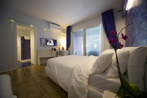 Camera Azzurra 1 | Down comforters, pillowtop beds, desk, laptop workspace