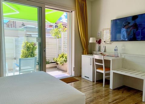 Camera dei fiori 1 | Down comforters, pillowtop beds, desk, laptop workspace