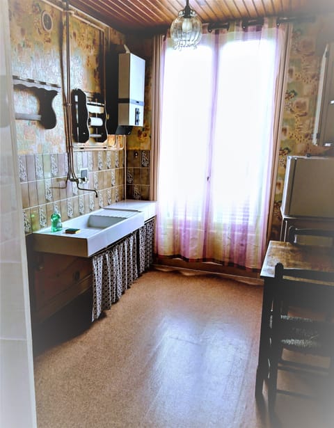 Double Room, 1 Queen Bed, Non Smoking (Anais) | Private kitchenette | Fridge, stovetop, coffee/tea maker, electric kettle