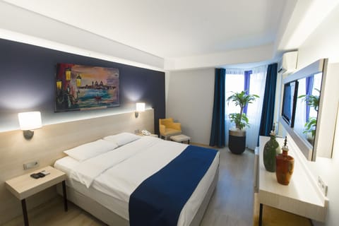Minibar, in-room safe, desk, iron/ironing board