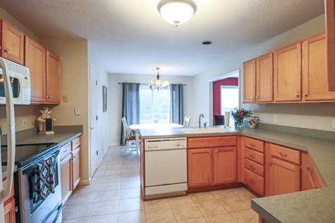 Full kitchen with breakfast nook