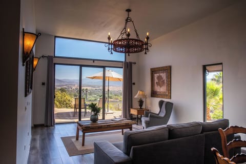 Casa La Crescenta, 2 habitaciones, vista al viñedo | Living room