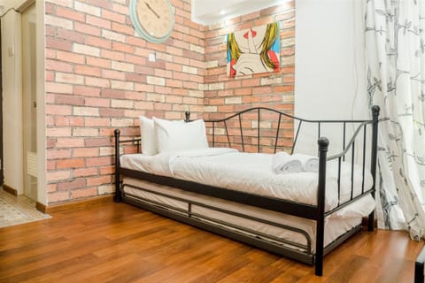 Room | Desk, bed sheets