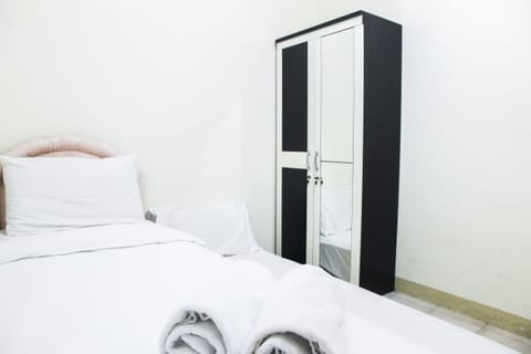 Room | Desk, free WiFi, bed sheets