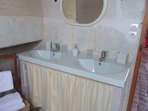 Double Room (La chambre du Baldaquin) | Bathroom sink