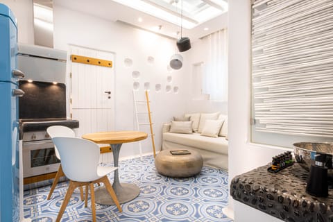 Deluxe Suite, Jetted Tub (Kyma) | Living area | Smart TV