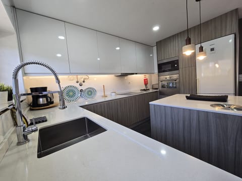 Coffee/tea maker, full-size fridge, microwave, oven