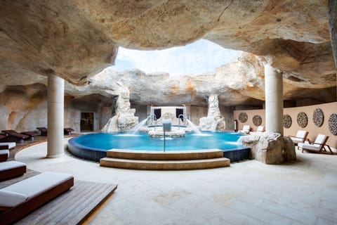 Couples treatment rooms, sauna, hot tub, steam room, hot springs