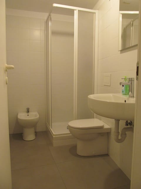 Shower, free toiletries, hair dryer, bidet