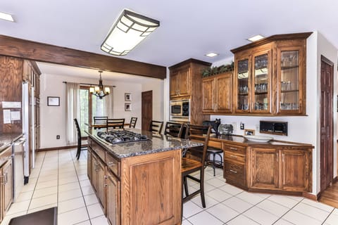 Enjoy your morning coffee and light breakfast around the breakfast bar