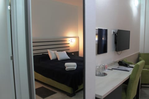 Standard Single Room, 1 Large Twin Bed, Non Smoking | Minibar, in-room safe, desk, blackout drapes