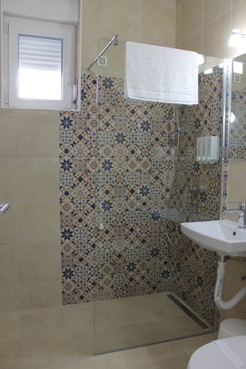 Standard Double or Twin Room | Bathroom shower