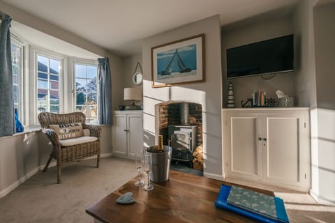 Charming cottage with light lounge, woodburner & sumptuous sofa to sink into