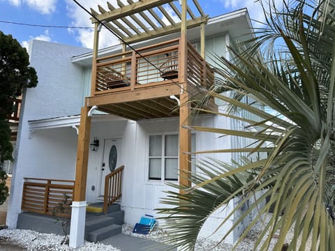 Charming townhome, 3 blocks to beach, top deck with ocean views.