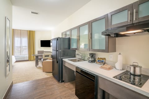 Coffee/tea maker, full-size fridge, microwave, dishwasher