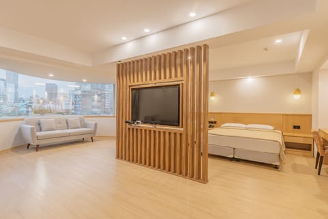 Deluxe Suite | Desk, laptop workspace, soundproofing, free WiFi