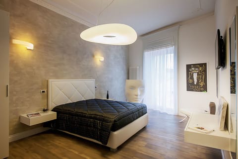 Suite (Nemo) | In-room safe, individually decorated, individually furnished, desk