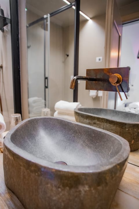 Classic Double Room | Bathroom | Free toiletries, hair dryer, bathrobes, slippers